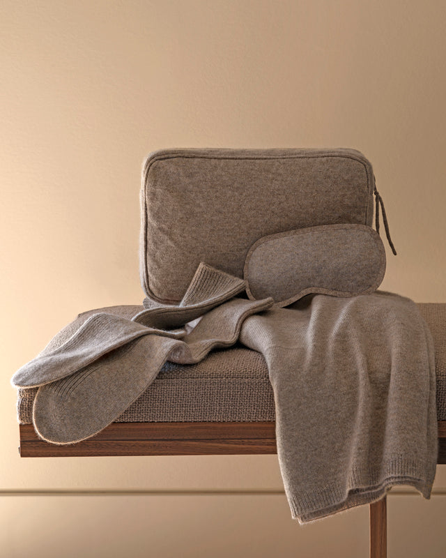 Aviano Travel set, cashmere pouch, socks, blanket, eye mask in Oatmeal