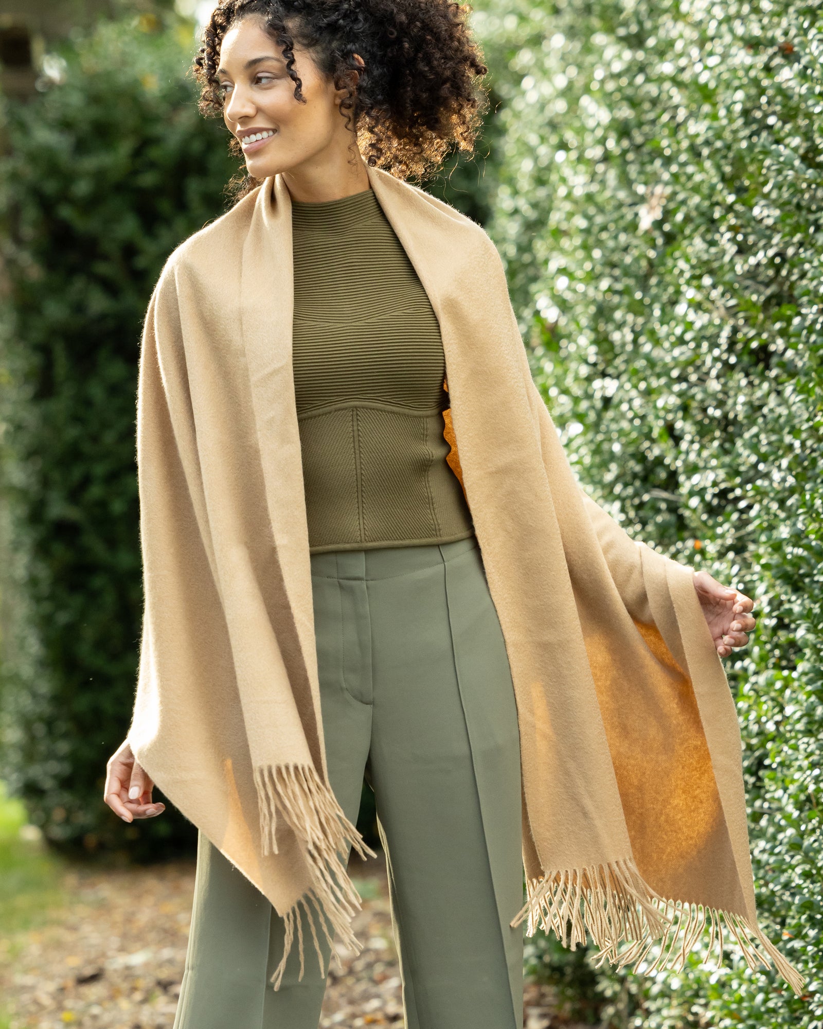 Scialle in puro cashmere con frange di pelle Scialle in puro cashmere con frange di pelle
