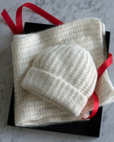 Gift box with Eleganza Cashmere scarf and cuffed knitted beanie in ivory