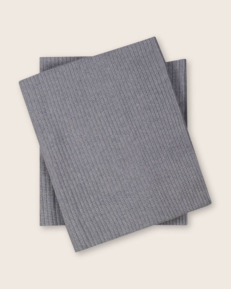 Shaker knit cashmere throw in grey